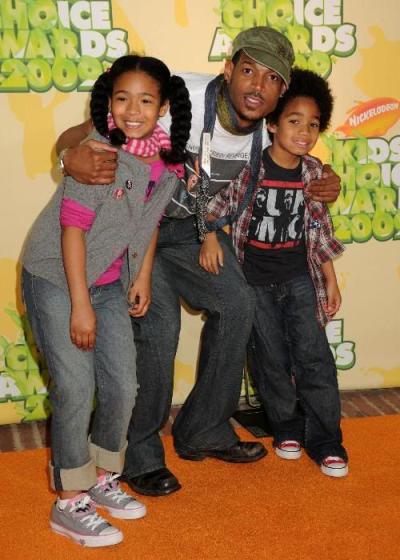 A picture of Marlon Wayans with his children.